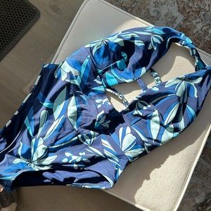 BRAND NEW ADORE ME Brinlee Contour blue tropical print one piece bikini